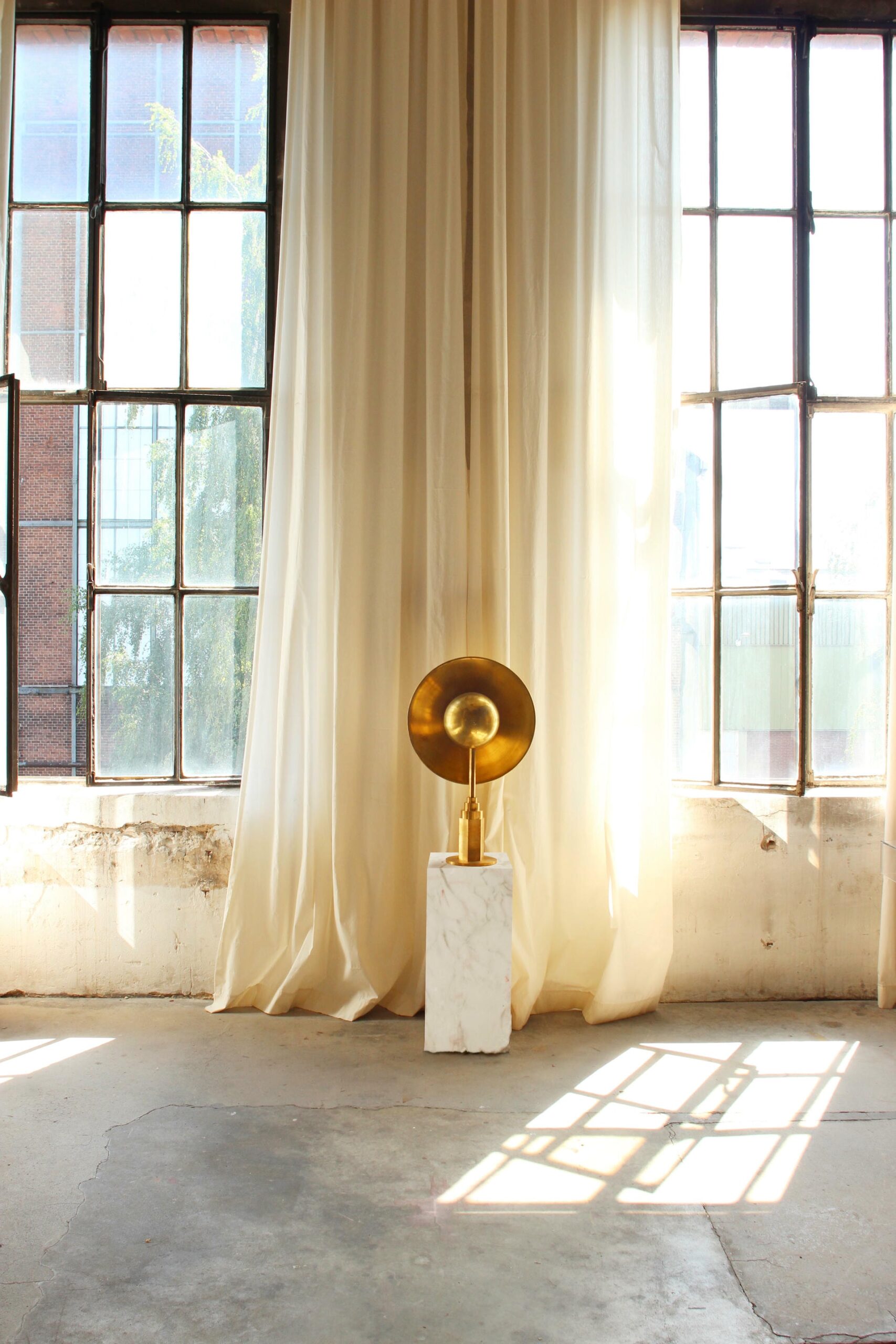 Metropolis Contemporary Sculptural Brass Table Lamp by Jan Garncarek 8