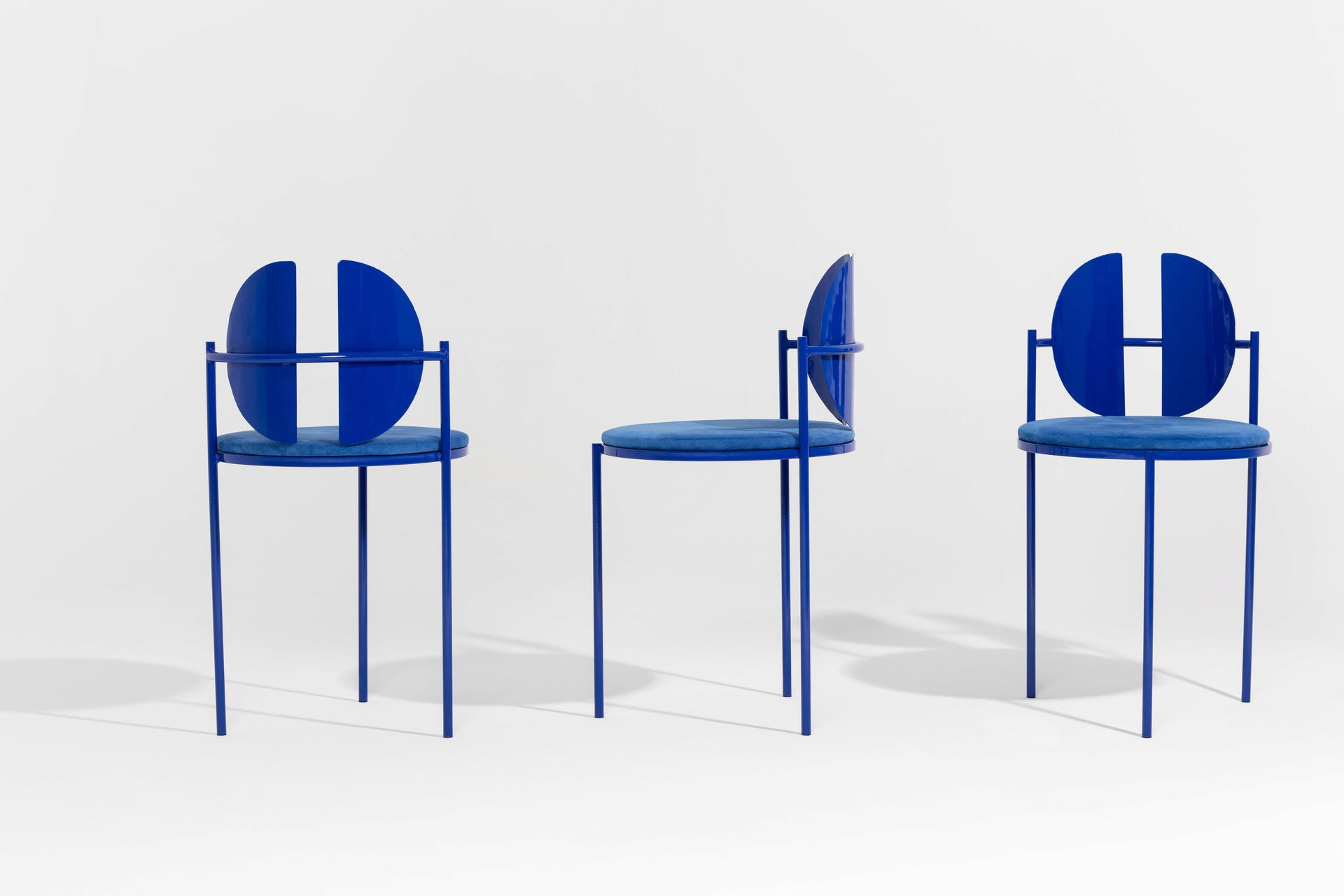 Sculptural Dining Table and Chairs Ensemble by Angel Mombiedro 8