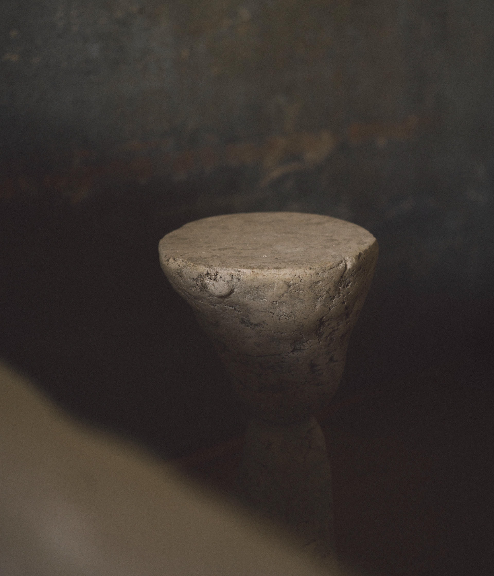 isac elam kaid alabaster sculptural table galerie philia 02