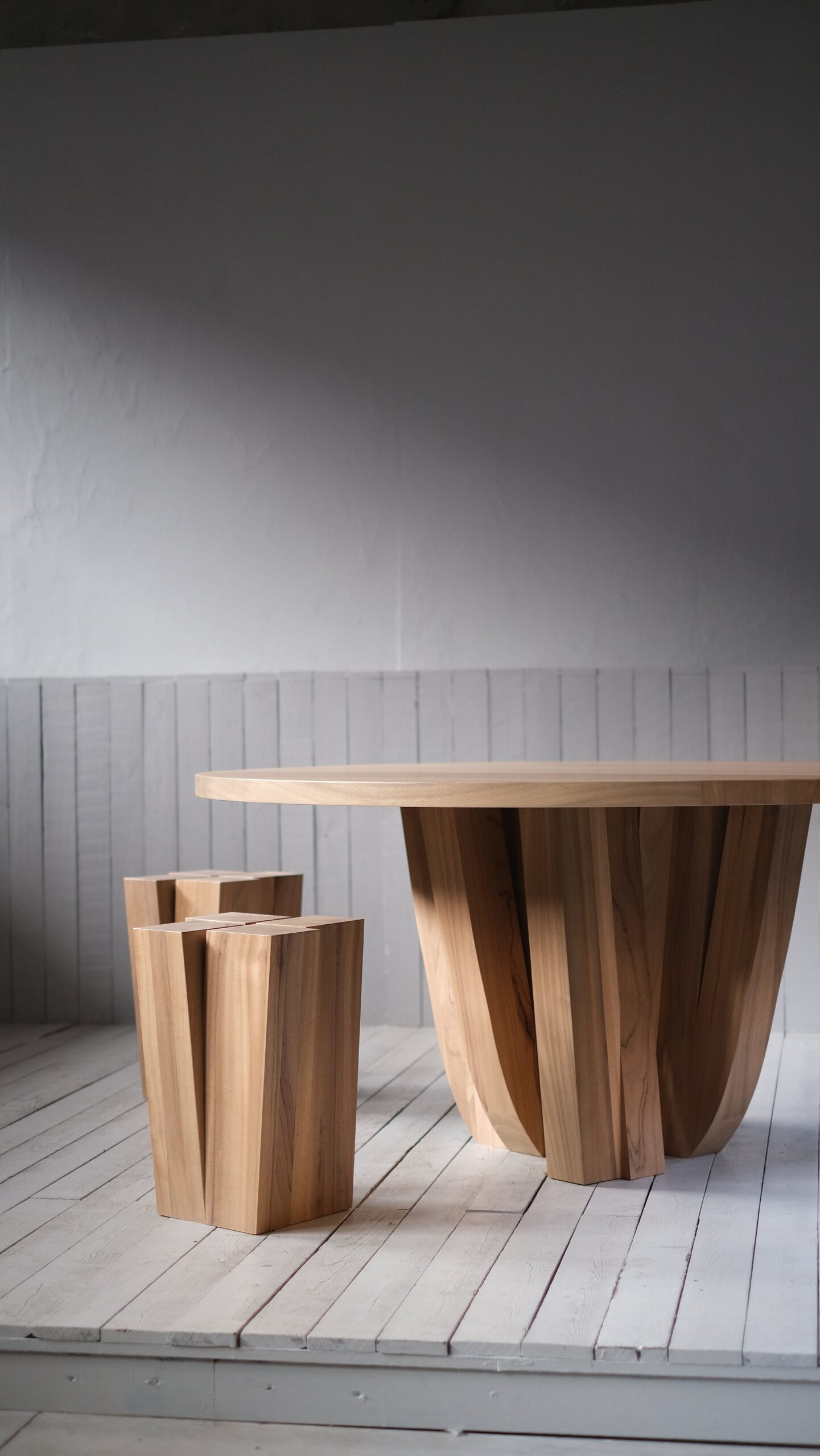 Natural African Walnut Round Table with Rectangular Beam Base by Arno Declercq 11