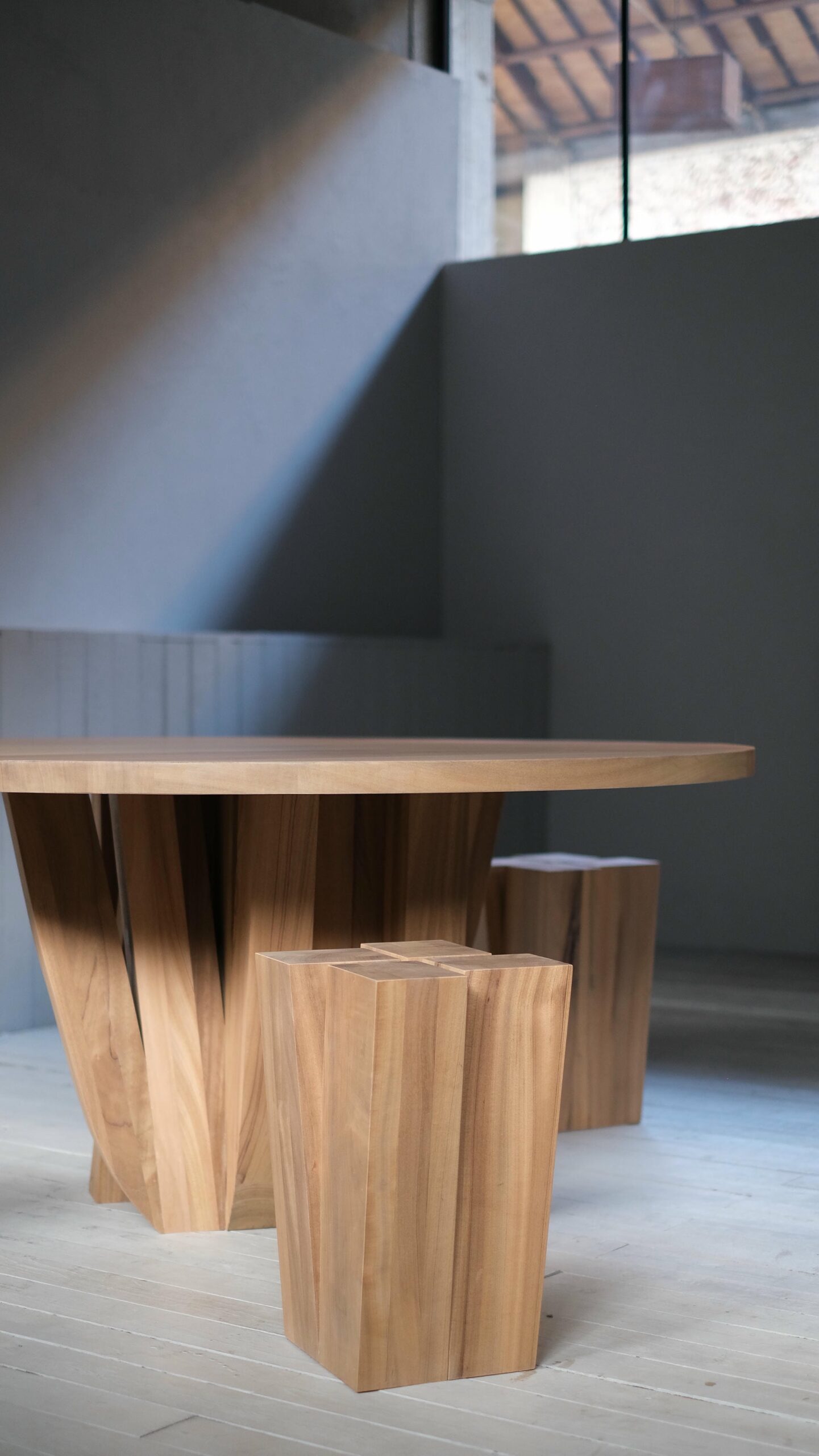 Natural African Walnut Round Table with Rectangular Beam Base by Arno Declercq 5