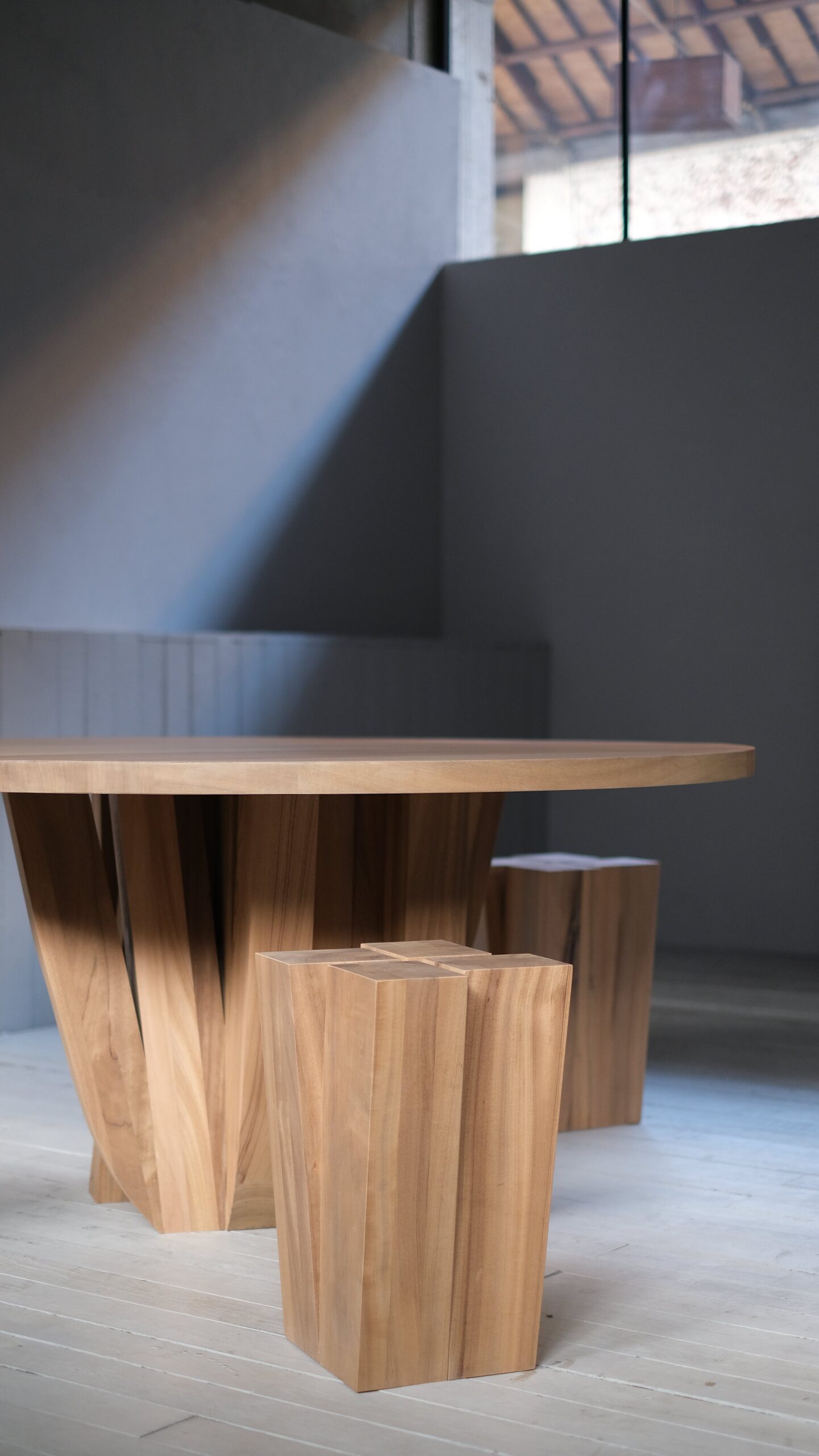 Natural African Walnut Round Table with Rectangular Beam Base by Arno Declercq 5
