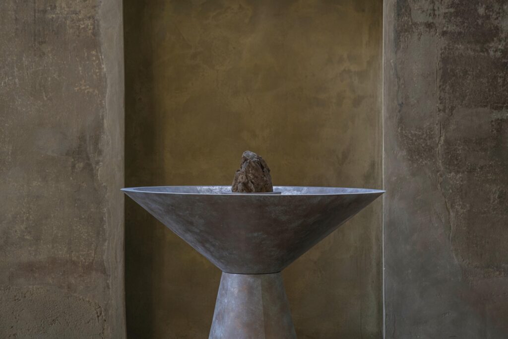 pierre devalck fountain stone galerie philia 02