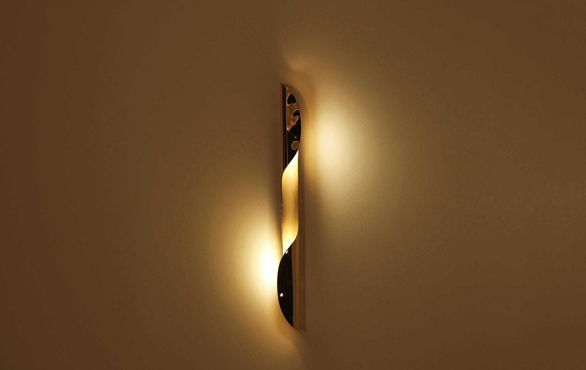 Torsade Wall Lamp by Jennifer Midoz 3