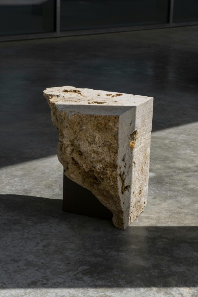 frederic saulou meuliere table galerie philia 01