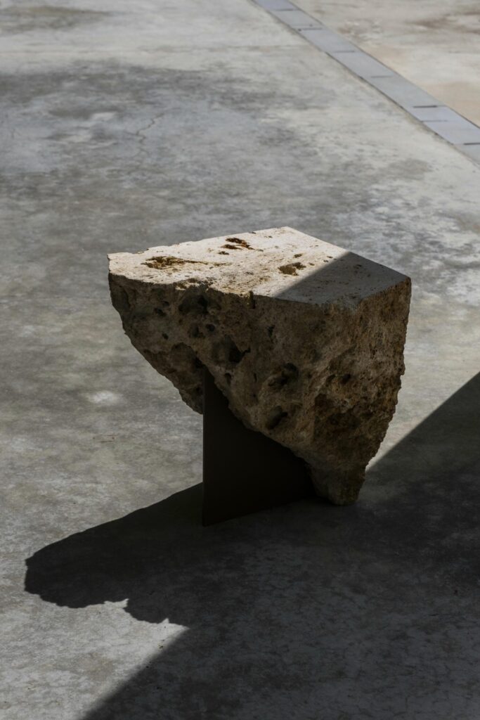 frederic saulou meuliere table galerie philia 02