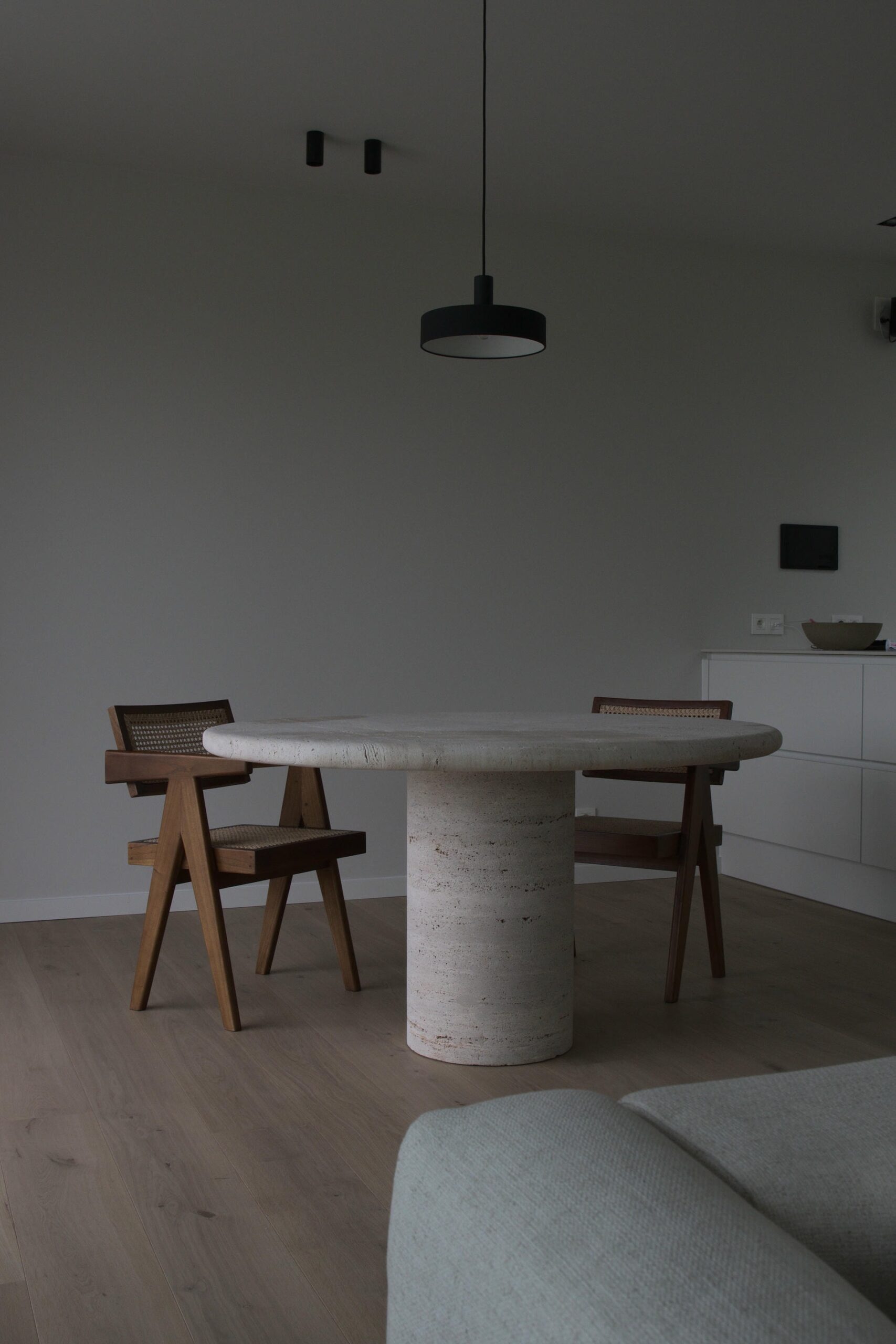 Travertino Large Table Ronde by Bicci De Medici 3