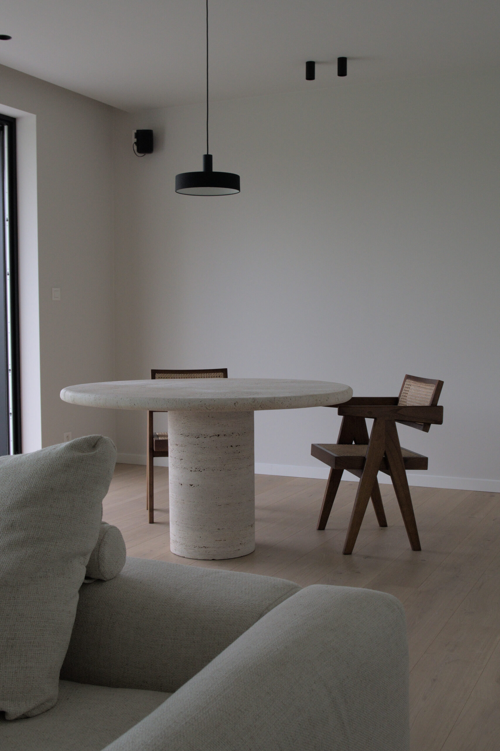 Travertino Large Table Ronde by Bicci de Medici 4