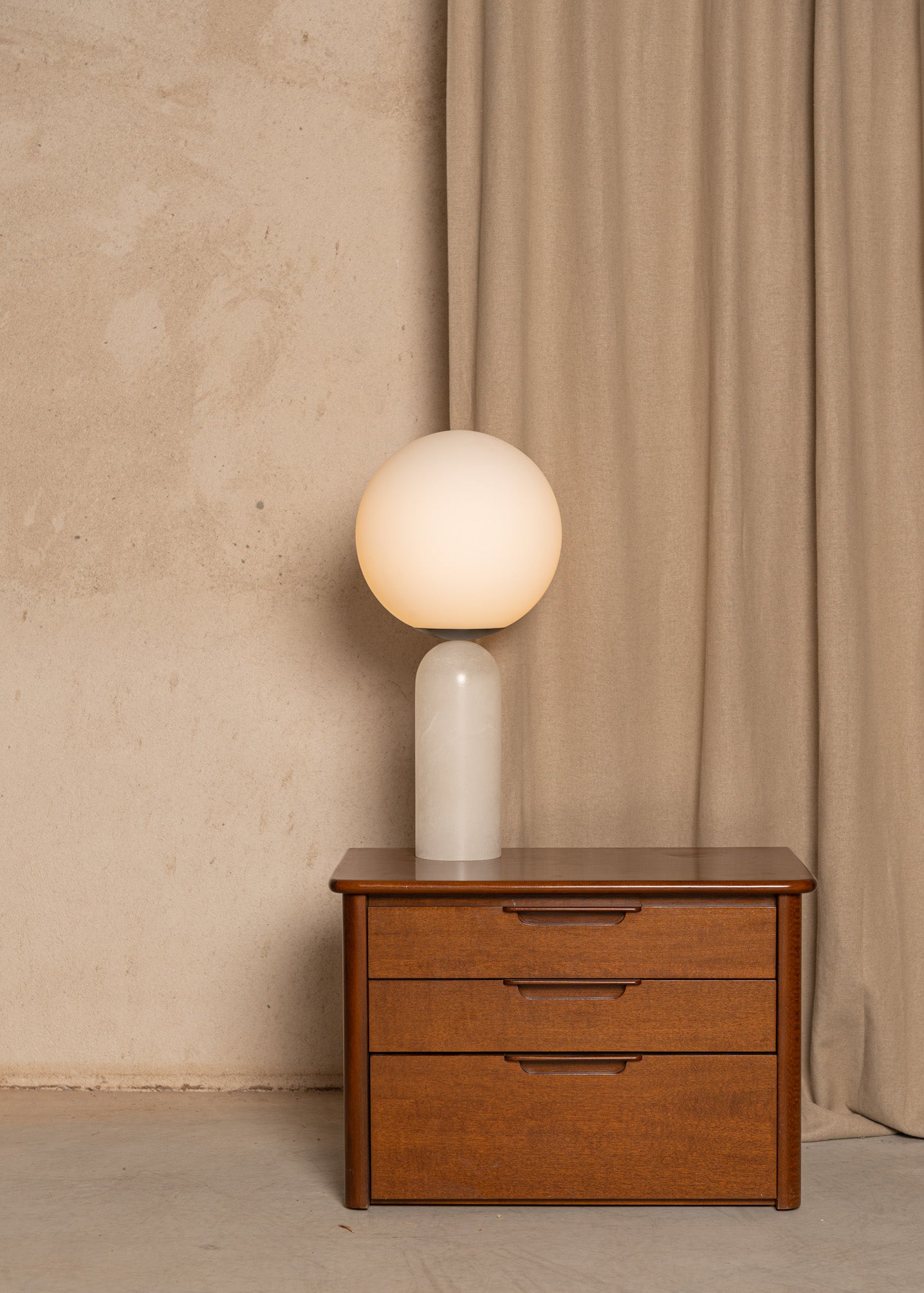 White Alabaster and Steel Atlas Table Lamp by Simone Marcel 16