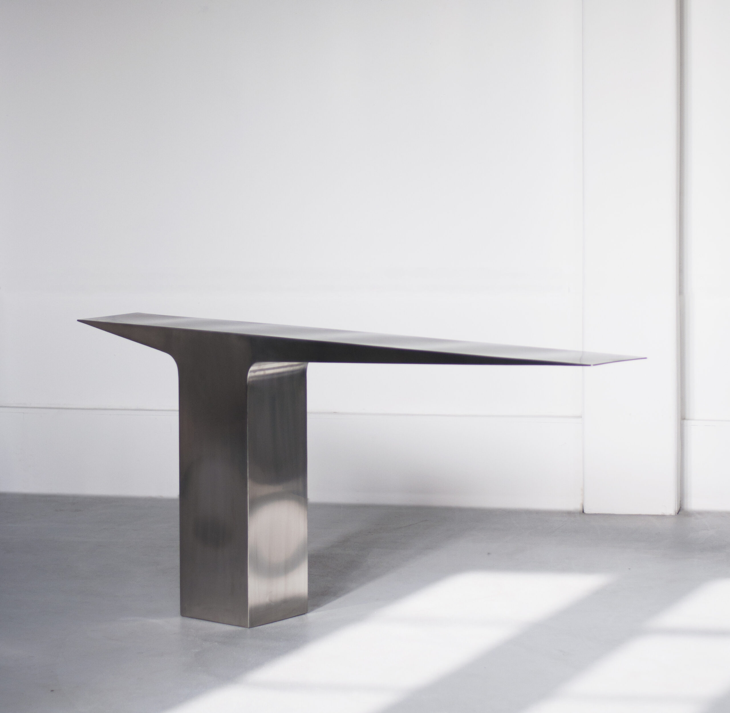 Satinated Blade Console by Pol Quadens 3