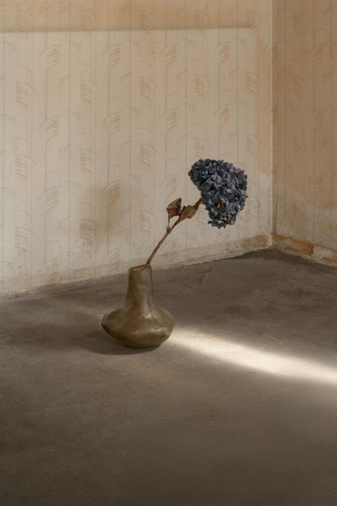 kar vase from formless collection galerie philia 02