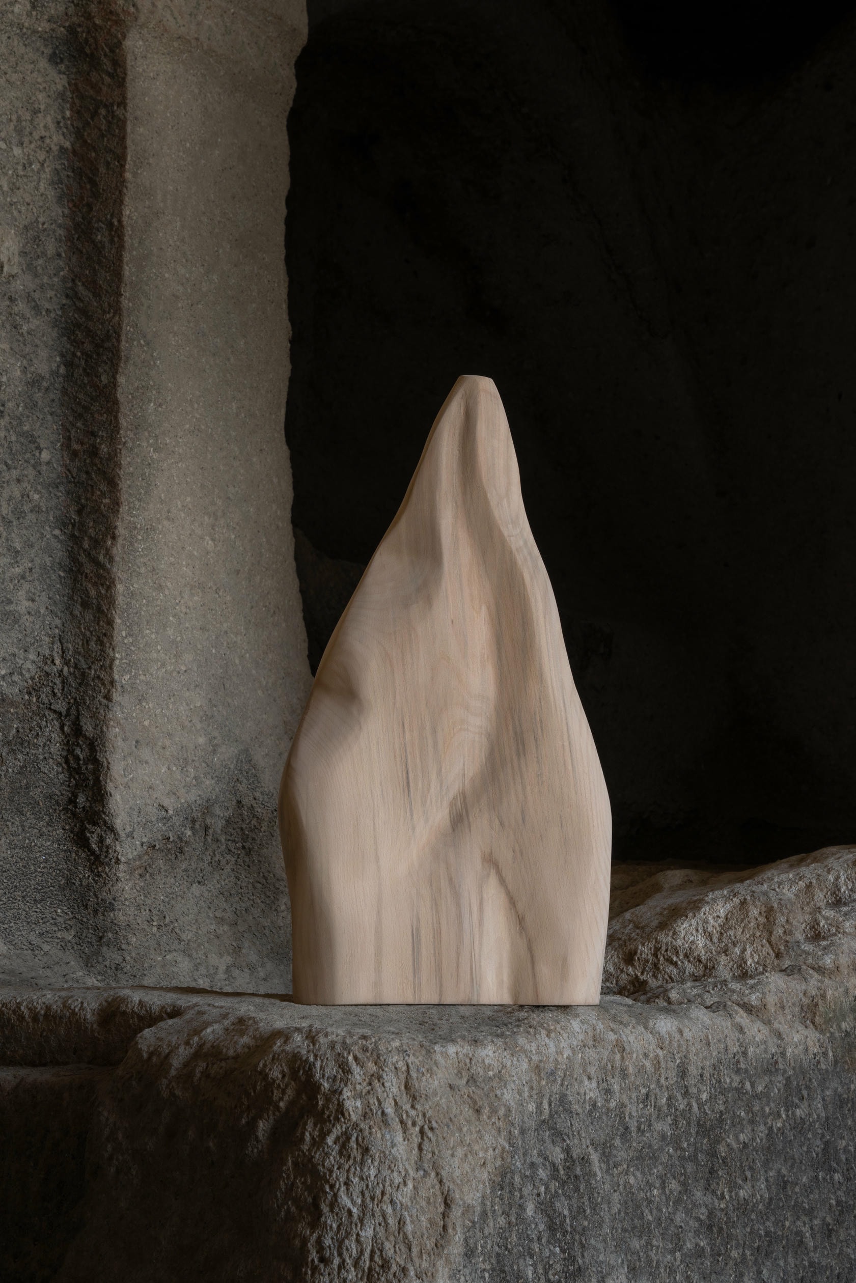 Relief Ash Vase 01 by Alice Lahana Studio 2