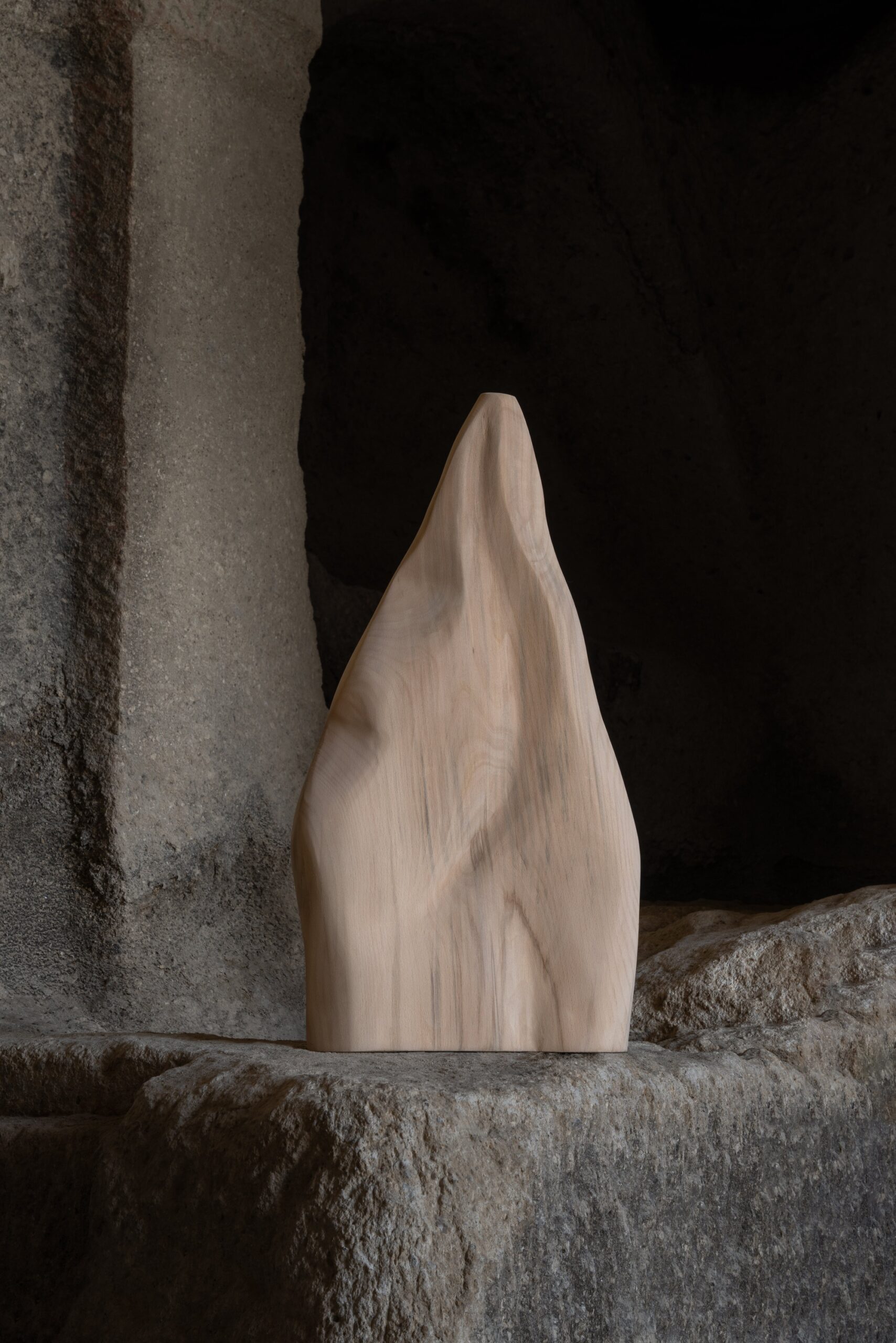 Relief Ash Vase 01 by Alice Lahana Studio 2