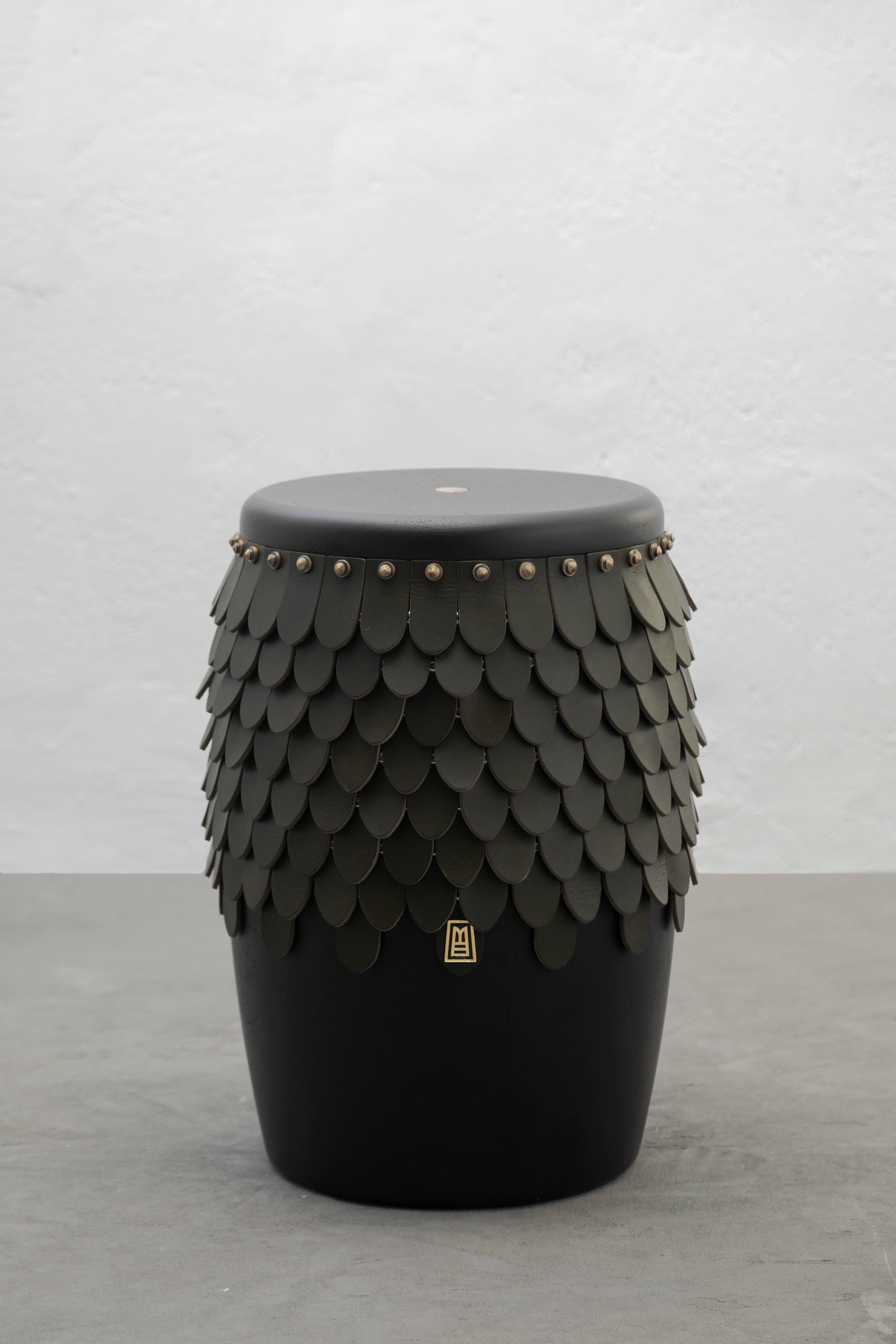 Sitiera Stool in Solid Wood, Olivo Thick Leather & Aged Bronze by Estudio Andean 6