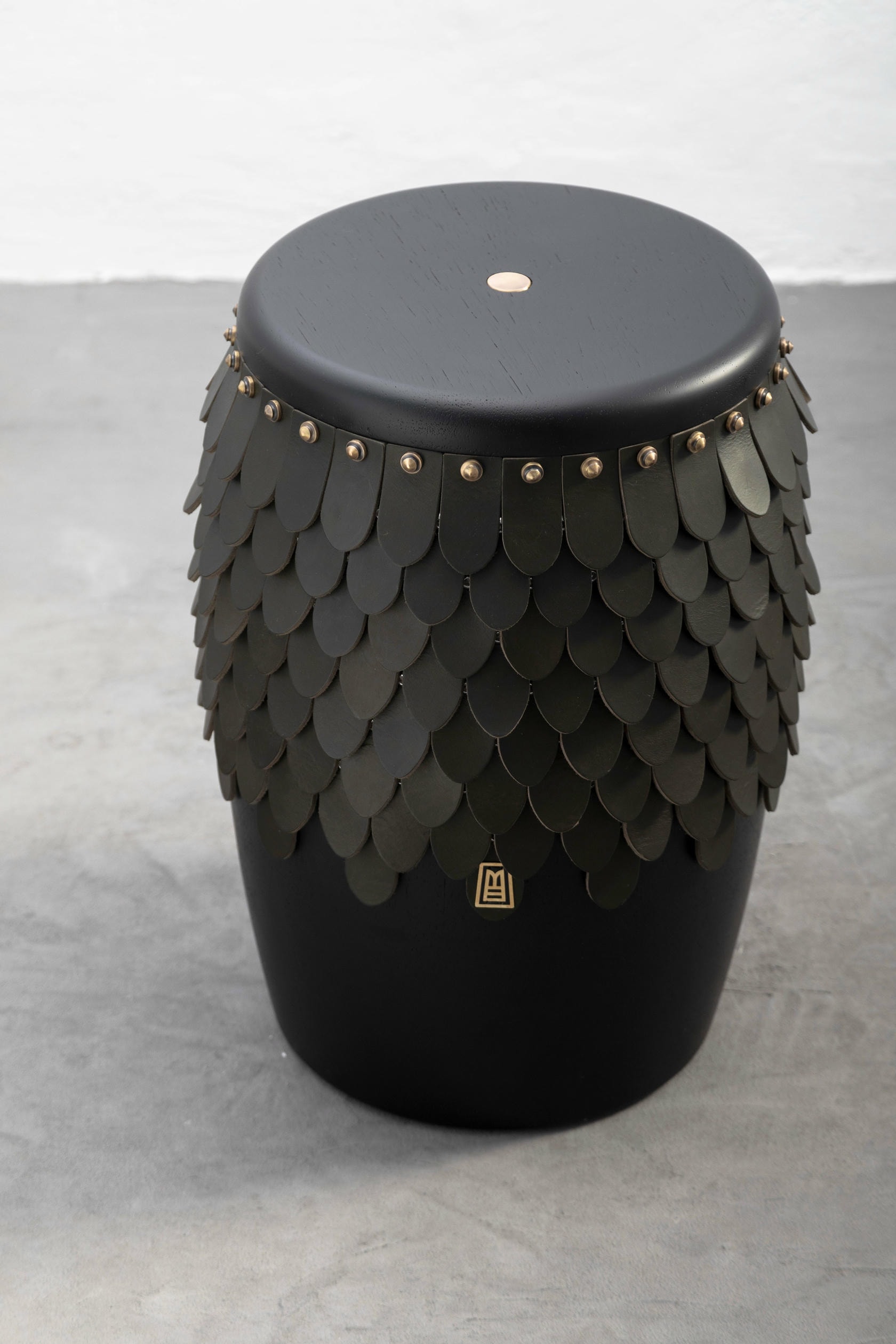 Sitiera Stool in Solid Wood, Olivo Thick Leather & Aged Bronze by Estudio Andean 7