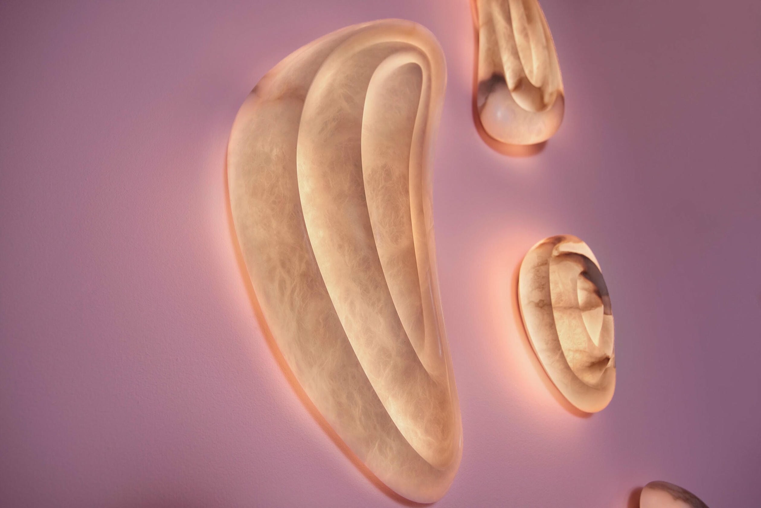 Aqua Fossil Wall Light Lamp in Alabaster by Amarist Studio 4