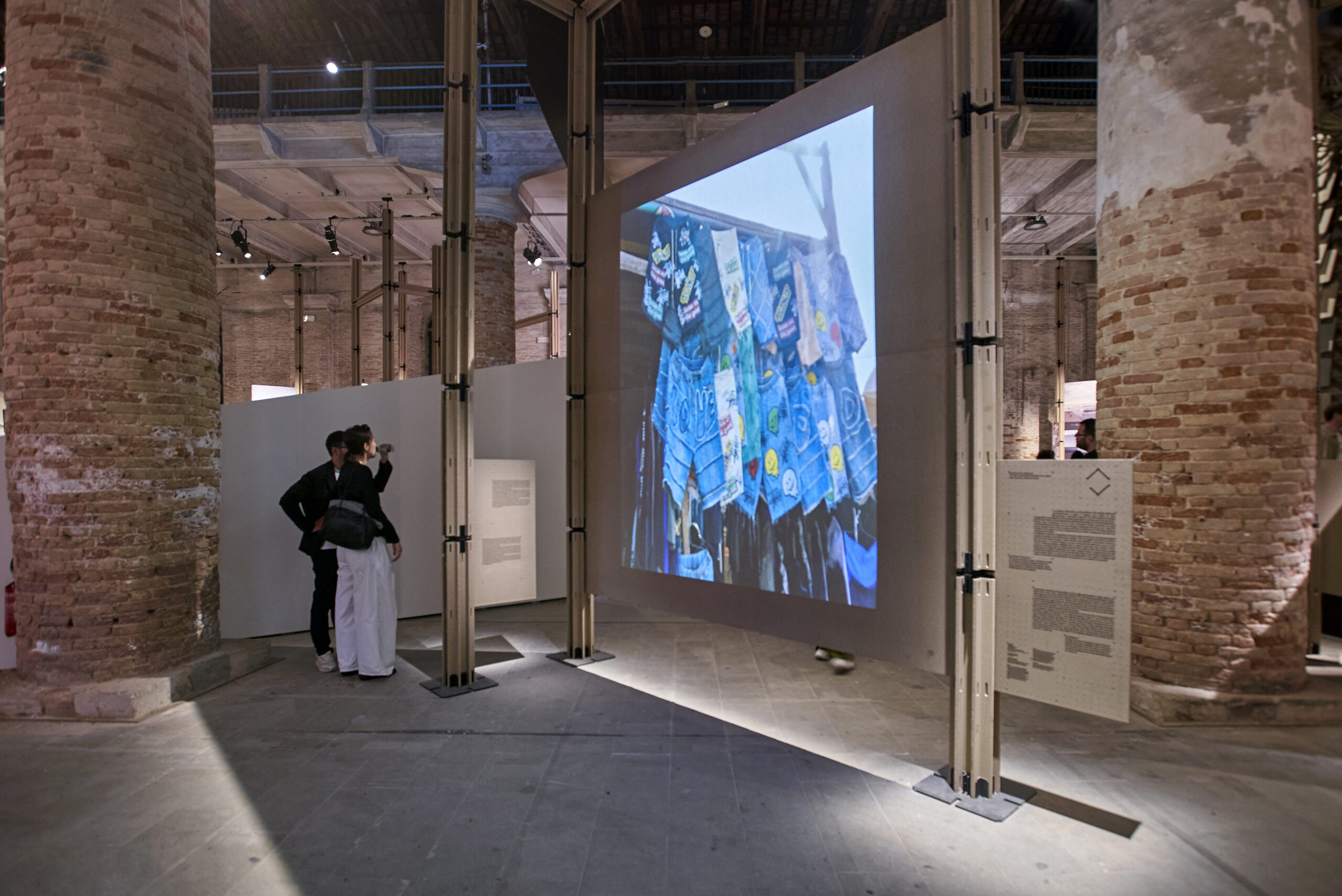 An alternative urbanism_self-organising markets of lagos. Tosin Oshinowo