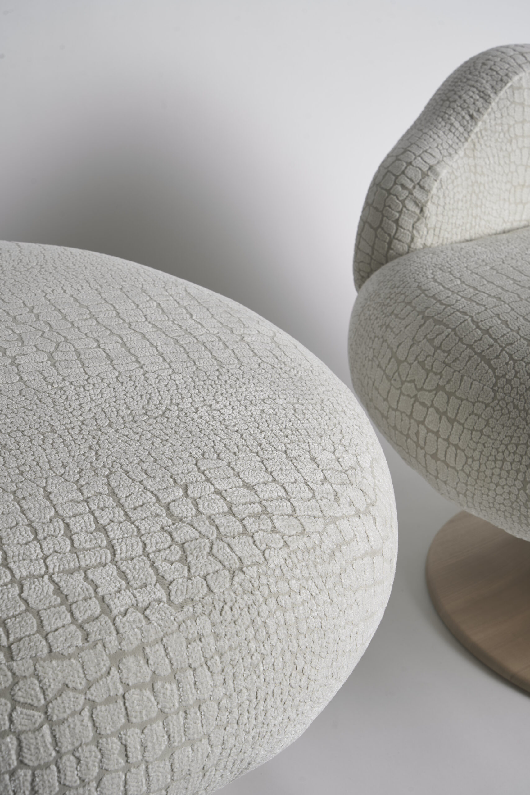 Les Incroyables Chair by Pietro Franceschini 10